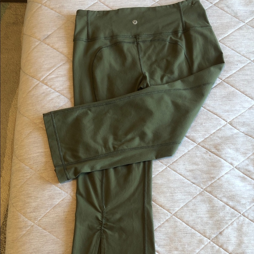 Lululemon women’s cropped Green Bottom/leggings, athletic workout jogging yoga